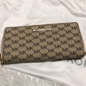 Michael Kors Wallet Wristlet  (Brand New)